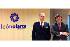 El bufete León & Olarte Abogados galardonado con el “Premio Nacional de Ley 2017” como despacho de referencia en Sevilla De izda. a dcha.: Eduardo Olarte Soto y Óscar Fernández León
