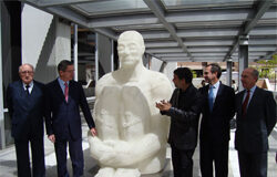 Uría Menéndez rinde homenaje a Rodrigo Uría con la presentación de una escultura realizada en su honor Rodrigo Uría
