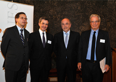 De izqda. a drcha.: Ricardo Gómez (socio director de Garrigues), José Luis Buendía (socio director de Bruselas), Joaquín Almunia (vicepresidente de la Comisión Europea) y Antonio Garrigues (presidente de Garrigues) De izqda. a drcha.: Ricardo Gómez (socio director de Garrigues), José Luis Buendía (socio director de Bruselas), Joaquín Almunia (vicepresidente de la Comisión Europea) y Antonio Garrigues (presidente de Garrigues)