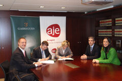 La Asociación de Jóvenes Empresarios de Aragón y Garrigues suscriben un convenio de colaboración Juan Luis Falcón y Pilar Andrade firman el convenio de colaboración, acompañados por varios profesionales de Garrigues y AJE Aragón