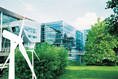 Aumenta la demanda de oficinas sostenibles entre las grandes empresas para ahorrar costes y ser más eficientes Un edificio de oficinas y un jardín