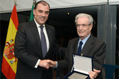 D. Antonio Garrigues recibe el Premio IUSTITIAE José Antonio Silva Sousa y Antonio Garrigues en la entrega del premio