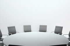 Gobierno Corporativo: crecer con inteligencia Una mesa rodeada de sillas