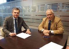 (De izquierda a derecha): Fernando Escura (presidente de Hispajuris) y Claudio Plevisani (director general de Allianz Global Assistance)
