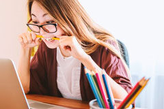 Las cifras de Internet que los expertos legales deberían considerar ya Persona con portatil mordiendo lapiz