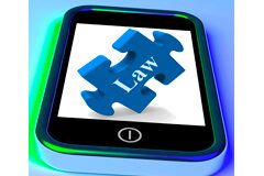 Las nuevas tecnologías en la Justicia Smartphone con imagen de una pieza de puzzle con la palabra Law