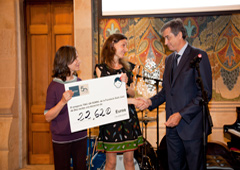 De izquierda a derecha Mercè Tura, la doctora Cecilia Jiménez y el presidente de JAUSAS, Agustín BouEntrega donación