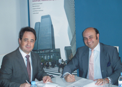 Javier Íscar de Hoyos y Fernando Rasche firmando el acuerdo