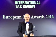 Uría Menéndez, “Mejor despacho fiscal del año en España” Jesús López Tello, socio del Área de Fiscal de Uría Menéndez, recogiendo el galardón.