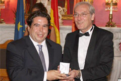 El abogado Jorge Bernal Lancis de la Firma de Abogados Le Quid recibe la Medalla de Oro del Foro Europa 2001 Jorge Bernal en la entrega de la Medalla