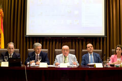 El silencio administrativo en las licencias y la Directiva Bolkstein centran el debate en Sevilla De izda. a dcha: José María García Gutiérrez, Presidente de la Asociación AEA Urbanistas, Maximiliano Viches Porras, Concejal de Urbanismo de Sevilla, Fernando Piruat de la Barrera Vicedecano del Colegio de Abogados de Sevilla, Jose Santos Gómez, Magistr