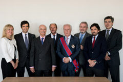 Juan Alfonso Santamaría Pastor recibe la Gran Cruz de la Orden de San Raimundo de Peñafort (De izquierda a derecha) Mónica Weimann, Miguel Lamo de Espinosa, Gonzalo Ulloa, Carlos Rueda, Juan Alfonso Santamaría, Manuel Martín, Íñigo Erláiz, Daniel Marín