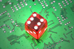 Cajas botín o “loot boxes”: ¿necesidad de regulación cómo juego de azar? Un dado rojo sobre la placa de un ordenador.