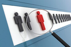 El ‘rastreador’, un potencial cliente no tan cliente Una lupa aumentando un muñequito rojo