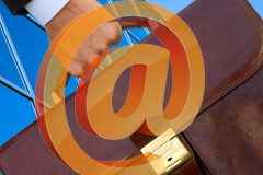 ¿Mi despacho en Facebook? Una persona llevando un maletín y una foto difuminada del símbolo arroba '@'