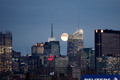 Cremades & Calvo-Sotelo abre oficina en Nueva York vista panorámica de New York. El edificio del Times de Nueva York se encuentra a la izquierda y la nueva torre de Bank of America está en el centro, delante de la luna
