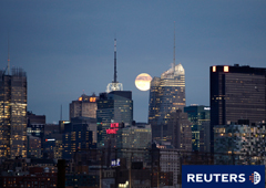 vista panorámica de New York. El edificio del Times de Nueva York se encuentra a la izquierda y la nueva torre de Bank of America está en el centro, delante de la luna