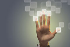 Tecnologías audiovisuales en el despacho Una mano sobre una pantalla táctil