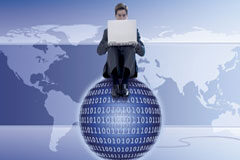 ¿Es legal compartir un vídeo de YouTube? Un hombre con un ordenador subido encima de una bola.