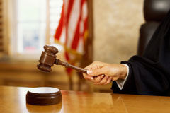 Cremades & Calvo-Sotelo y Kachroo Legal Services anuncian una demanda conjunta contra la SEC Un mazo sostenida por la mano de una jueza