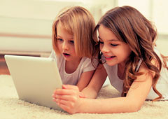 Dos niñas mirando un portátil