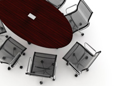 Una mesa redonda rodeada de sillas