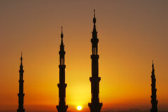 Clifford Chance, primer despacho internacional establecido formalmente en Arabia Saudí Atardeciendo sobre varios minaretes