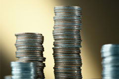 Garrigues obtiene unos ingresos por servicios profesionales de 352,8 millones de euros en 2010 Monedas apiladas