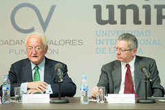 Javier Moscoso del Prado afirma que «el conocimiento nunca entra en crisis» Javier Moscoso y Alberto Ruiz-Gallardón