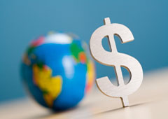 Una bola del mundo y el símbolo del dólar. Una bola del mundo y el símbolo del dólar.