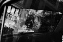 Hablemos de niños, toros y derechos de imagen Un niño mirando por la ventana del autobús.