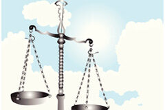 La nube no es el futuro, es el presente de la abogacía Balanza de justicia con el cielo de fondo