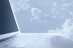 Abogados en la nube Portátil con nubes de fondo