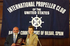 Un buen Sistema de Gestión de ‘Compliance’ marca la diferencia como atenuante de un delito Olga Rivas recibiendo una placa conmemorativa por parte del International Propeller Club del País Vasco.