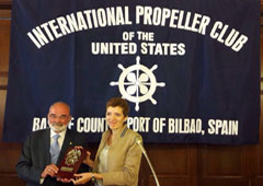 Olga Rivas recibiendo una placa conmemorativa por parte del International Propeller Club del País Vasco.