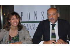 Firma de convenio entre la Plataforma Tecnológica Española de la Carretera y Pons Patentes y Marcas Paloma Fernández y Jacobo Díaz