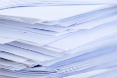 Linklaters reduce en un tercio el uso de papel Papel apilado