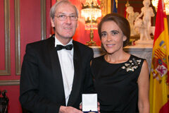 Pilar Sánchez-Bleda recibe la medalla de oro del Foro Europa 2001 La empresaria y abogada Pilar Sánchez-Bleda recoge la Medalla de Oro de manos de José Luis Salaverría, Presidente del Foro Europa 2001 el pasado viernes 20 de septiembre en el Hotel Westin Palace, en Madrid
