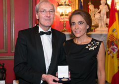 La empresaria y abogada Pilar Sánchez-Bleda recoge la Medalla de Oro de manos de José Luis Salaverría, Presidente del Foro Europa 2001 el pasado viernes 20 de septiembre en el Hotel Westin Palace, en Madrid