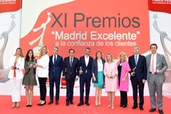 EY recibe el Premio Madrid Excelente a la Confianza de los Clientes que otorga la Fundación Madrid por la Excelencia La Consejera de Economía, Empleo y Hacienda de la Comunidad de Madrid, Engracia Hidalgo, y la Directora General de Madrid Excelente, Irene Navarro, con José Luis Perelli, Presidente de EY en España, y el resto de premiados