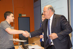 Alain Simón Sotés gana el IV Premio Clarín de noticias jurídicas breves, que organiza la UPNA en colaboración con Thomson Reuters Alain Simón Sotés recibe la felicitación del presidente del TSJN