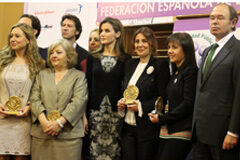 La Fundación Aranzadi Lex Nova recoge el Premio FEDER 2014 a la Promoción y Defensa de los Derechos Foto de la entrega del premio