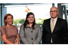 Jones Day otorga el primer premio Profesor Illescas Ortiz a Raquel Travesí Ramón Mercedes Fernández y Rafael Illescas acompañan a la ganadora.