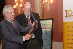Lawyerpress entrega su II Premio a la Mejor Revista Colegial en Lucena a “Considerando” José María Morillo-Velarde, director de Considerando, recibe la placa conmemorativa de manos de Hans A. Böck, director de Lawyerpress.