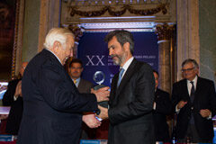 Manuel Olivencia recoge el Premio Pelayo para juristas de reconocido prestigio Manuel Olivencia recoge el Premio de la mano del Presidente del CGPJ, Carlos Lesmes