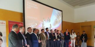 Fujitsu premia a Thomson Reuters como empresa impulsora de la tecnología digital Nacho Carnero recibe el premio.