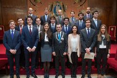 Rafael Catalá participó en la entrega de los Premios Aranzadi, que se conceden a los tres mejores expedientes de grado de la Universidad de Navarra Foto de los premiados