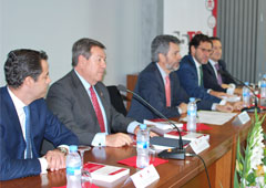 La mesa presidencial se dirige a los asistentes al acto.