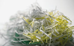 Conclusiones del III Foro del Data Privacy Institute (DPI) celebrado esta semana en Madrid foleos de papel destruidos.