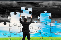 Nuevos tipos de negocios en el sector legal Un hombre colocando piezas de puzzle